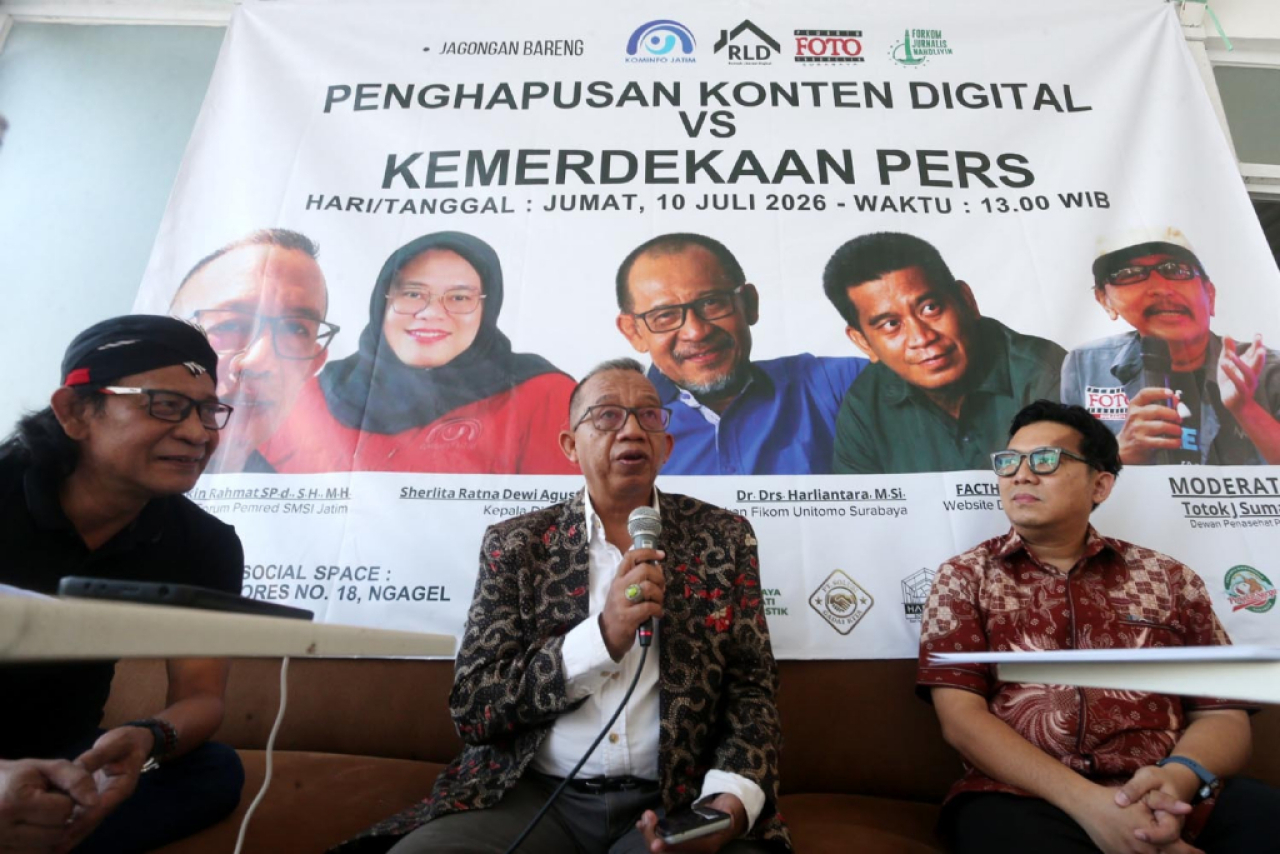 Diskusi bertajuk "Penghapusan Konten Digital vs Kemerdekaan Pers" yang digelar Rumah Literasi Digital (RLD) bersama PFI Surabaya dan Forkom Jurnalis Nahdliyin (FJN) di Hanaka Social Space, Surabaya, Jumat (10/7/2026). Foto: Ali Masduki/PFI Surabaya