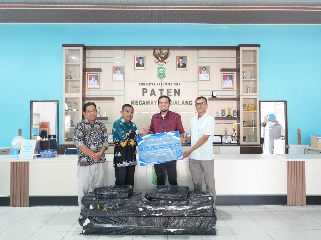 Dukung Aktivitas Ekonomi Masyarakat, TPK Perawang Serahkan Bantuan Tenda Lipat untuk UMKM