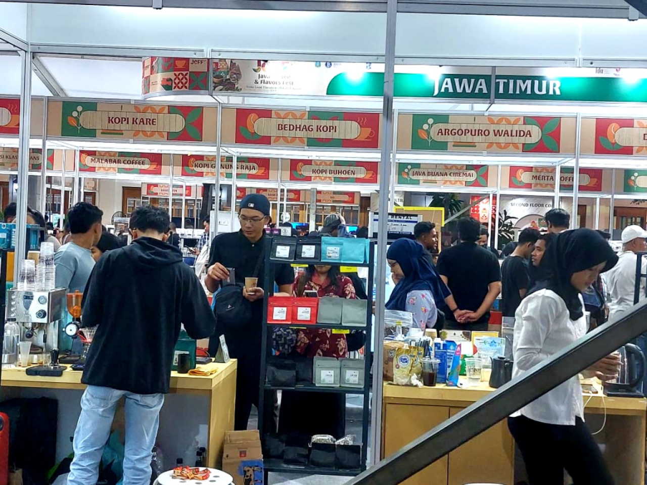 Suasana area pameran produk kopi, rempah & cokelat dalam JCFF 2026 di Surabaya. Foto : ist