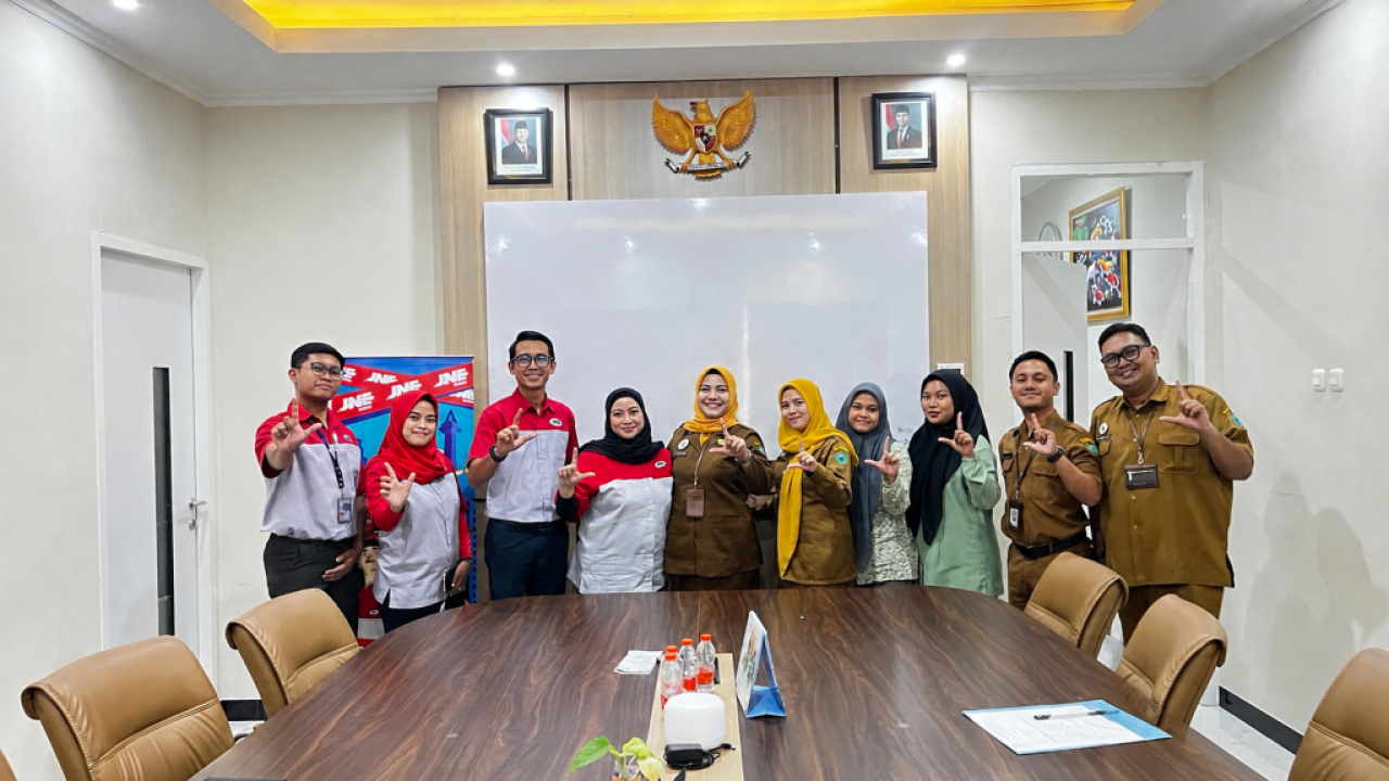 JNE jalin kerja sama dengan Koperasi SIBAR Sehat Sejahtera. Foto : JNE
