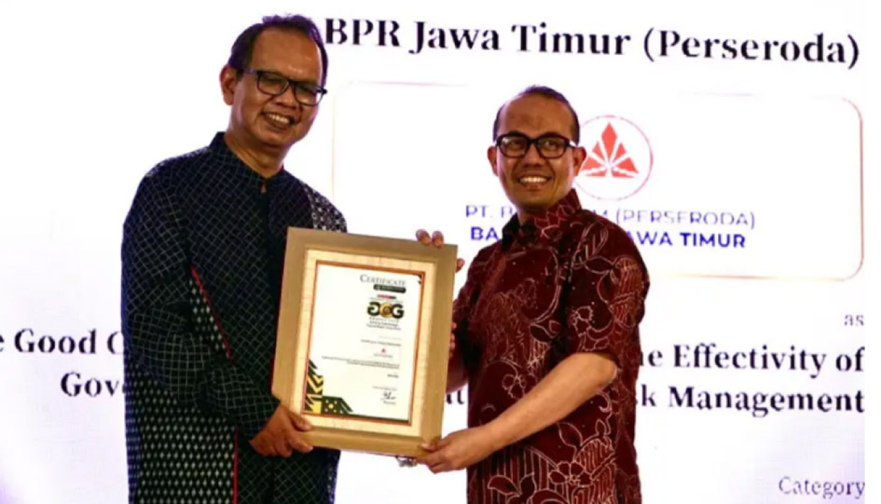 Direktur Utama Bank UMKM Jatim, Irwan Eka Wijaya Arsyad menerima penghargaan The 5th Indonesia Excellence Good Corporate Governance (GCG) Awards 2026.