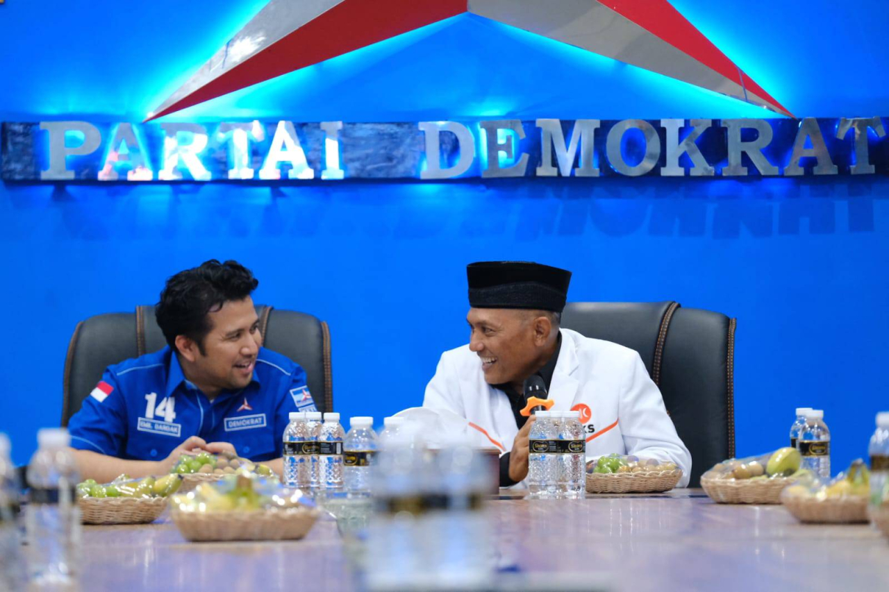 Ketua Partai Demokrat Jatim, Emil Elestianto Dardak saat menerima kunjungan dari Ketua PKS Jatim, Bagus Lelana Prasetia (kanan). Foto: IST.