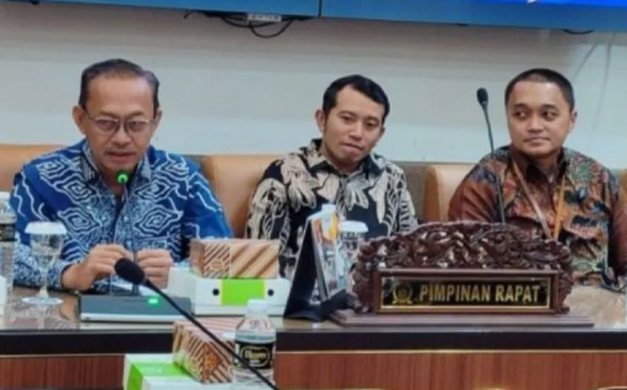 Direktur Utama PT Jamkrida Jawa Timur, Untung Heri Sukariyanto (kiri) dalam diskusi publik bertema Sinergi BUMD Jelang Penyertaan Modal PT Jamkrida Jawa Timur di Gedung DPRD Jawa Timur, Surabaya.