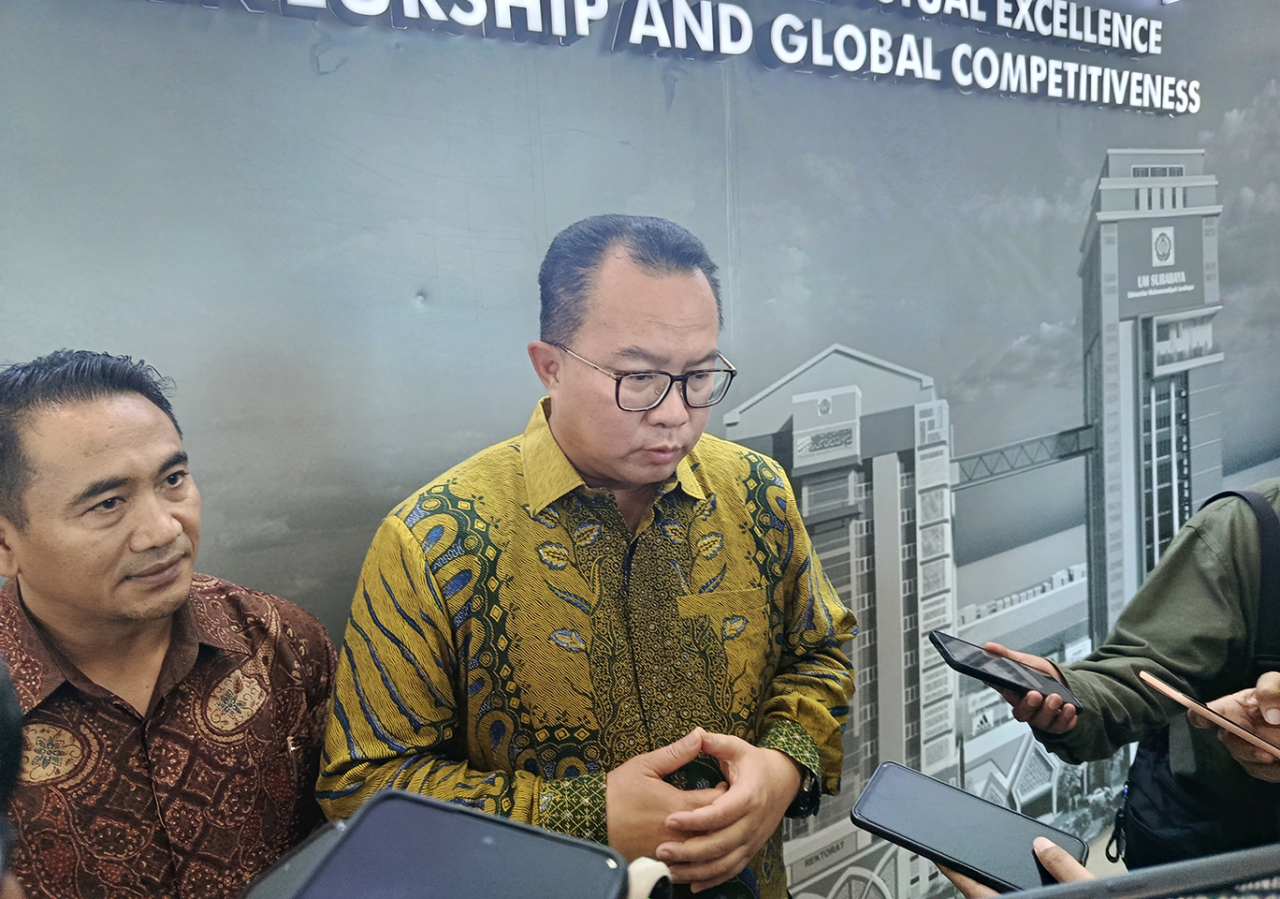 Kepala BRIN, Arief Satria (kanan) bersama Rektor Umsura, Mundakir fokus mendorong riset berdampak. (Foto: Rochman Arief/jatimkini.com)