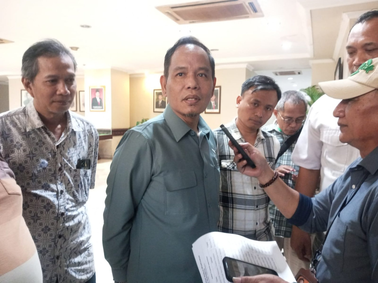 Ketua DPRD Surabaya Syaifuddin Zuhri menjelaskan  bahwa dana banpol bukan sekadar bantuan finansial, melainkan instrumen negara untuk memperkuat demokrasi  ( Foto : Soemadji  / Jatimkini.com )