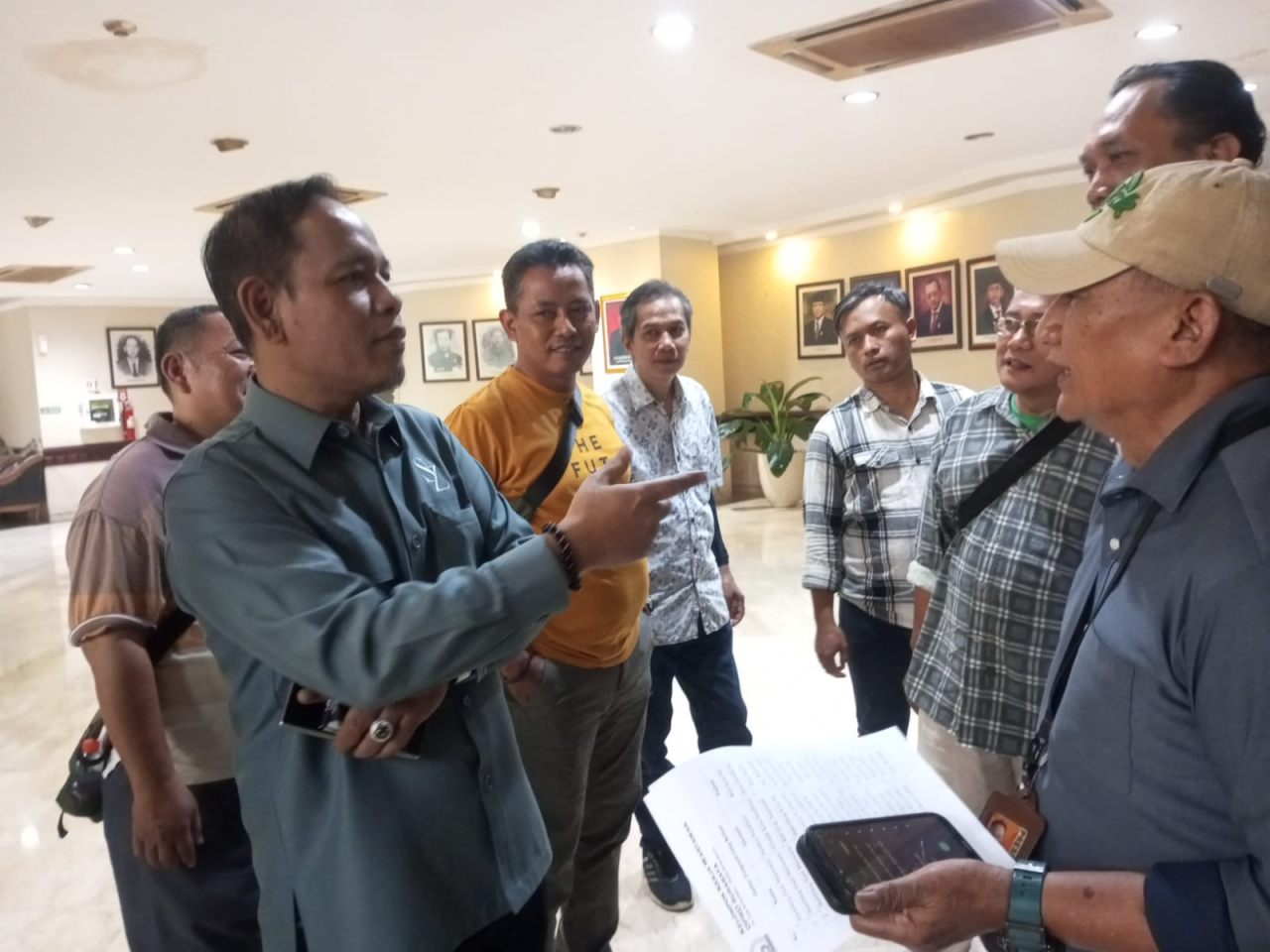 Ketua DPRD Kota Surabaya, Syaifuddin Zuhri  bertemu awak media  di Press room ( Foto ; Soemadji / Jatimkini.com )