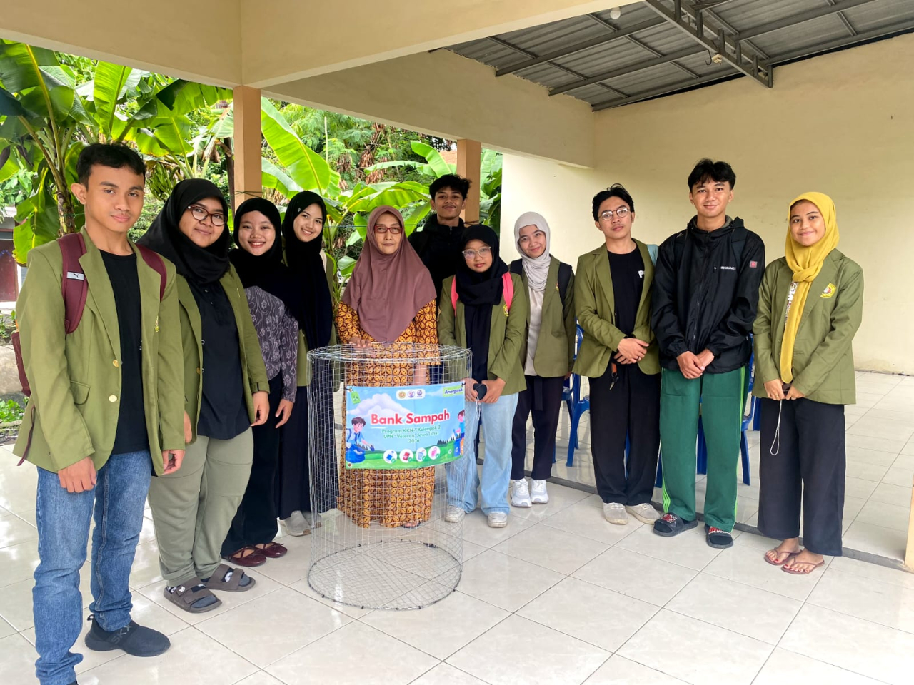 Warga Semolowaru Sambut Antusis Inovasi Alat Sampah Karya Mahasiswa UPN Veteran Jatim