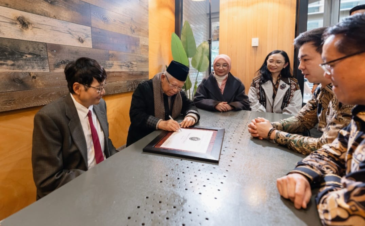 Mantan Wakil Presiden Republik Indonesia, Prof. Dr. KH Ma'ruf Amin meresmikan Pendawa Warung Kopi Halal di Sydney ( Foto : Istimewa )