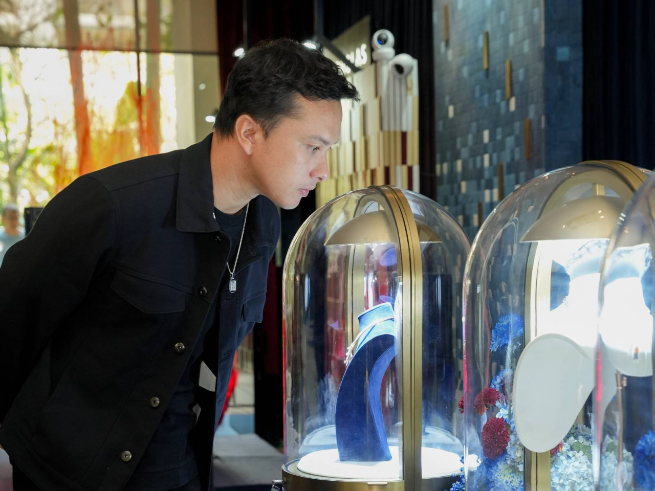 Brand Ambassador sekaligus Creative Director MONDIAL Precious, Nicholas Saputra menyaksikan koleksi high jewellery. Foto: dok.Mondial