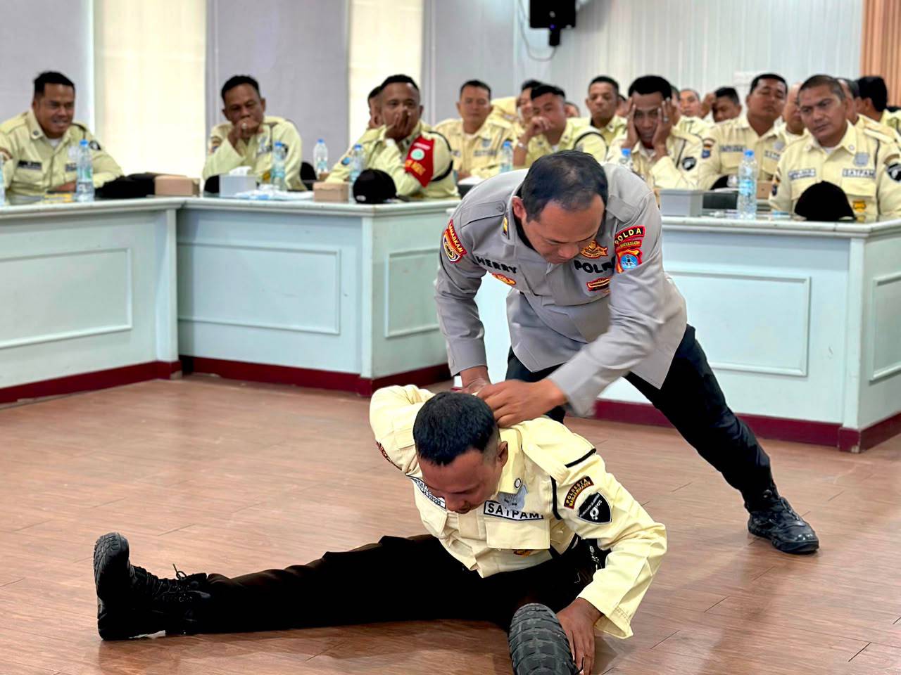 Aparat kepolisian memberikan materi beladiri pada pelatihan petugas keamanan di lingkungan PT Pelabuhan Indonesia Subregional Kalimantan. (Foto: dok.PT PDS)