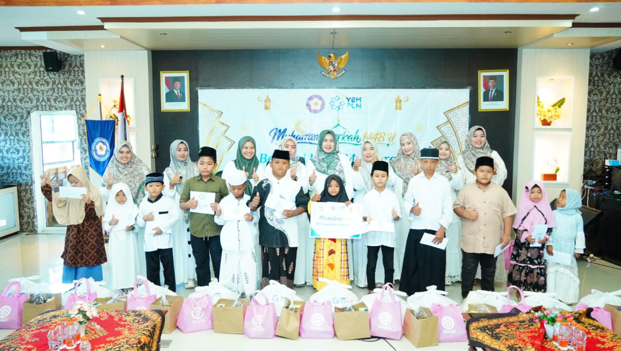 YBM PLN UID Jawa Timur bersama Srikandi PLN berbagi kebahagiaan dengan anak-anak yatim.