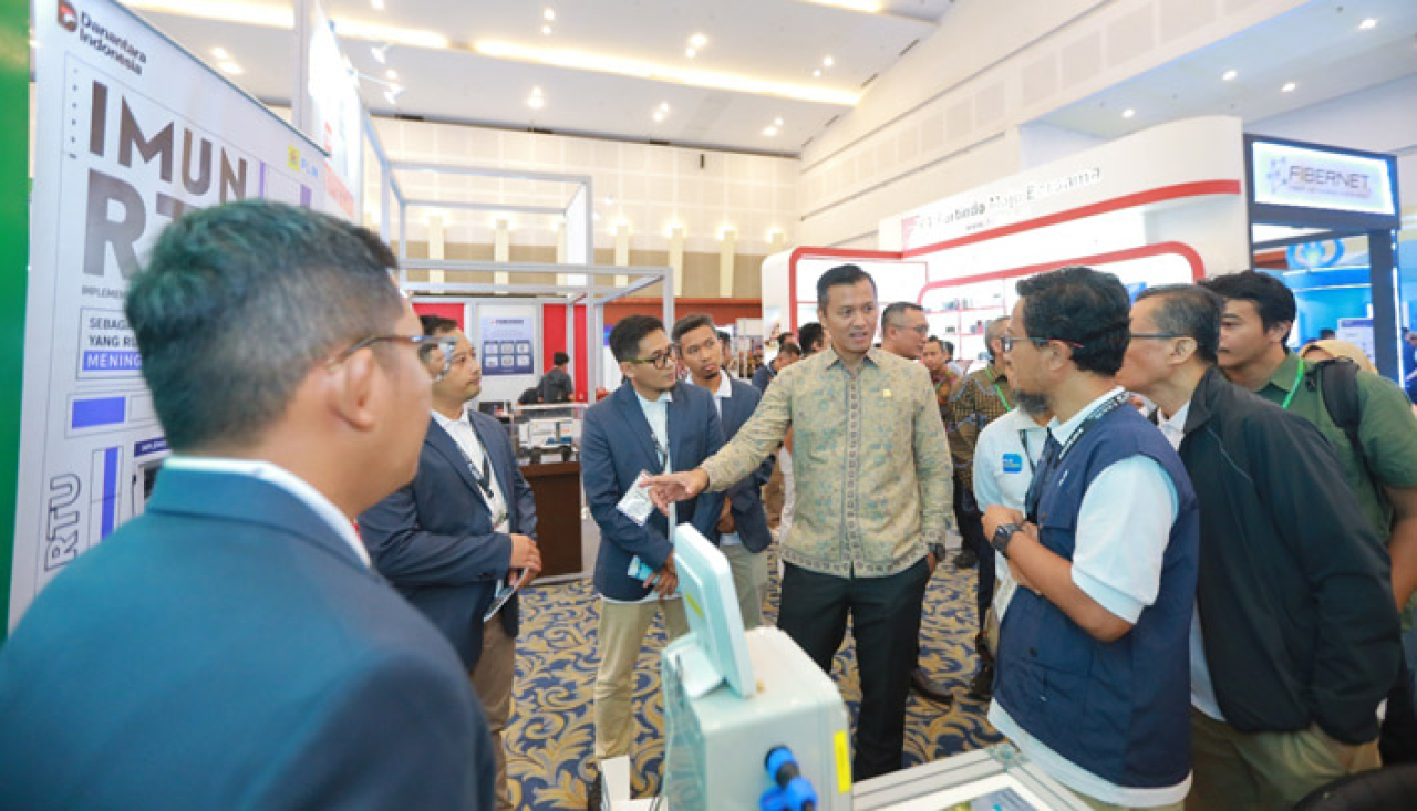 Tim Karya Inovasi PLN UID Jawa Timur sedang memaparkan karyanya kepada General Manager PLN UID Jawa Timur, Eric Rossi Priyo Nugroho dalam ajang Surabaya Electric Forum 2026.