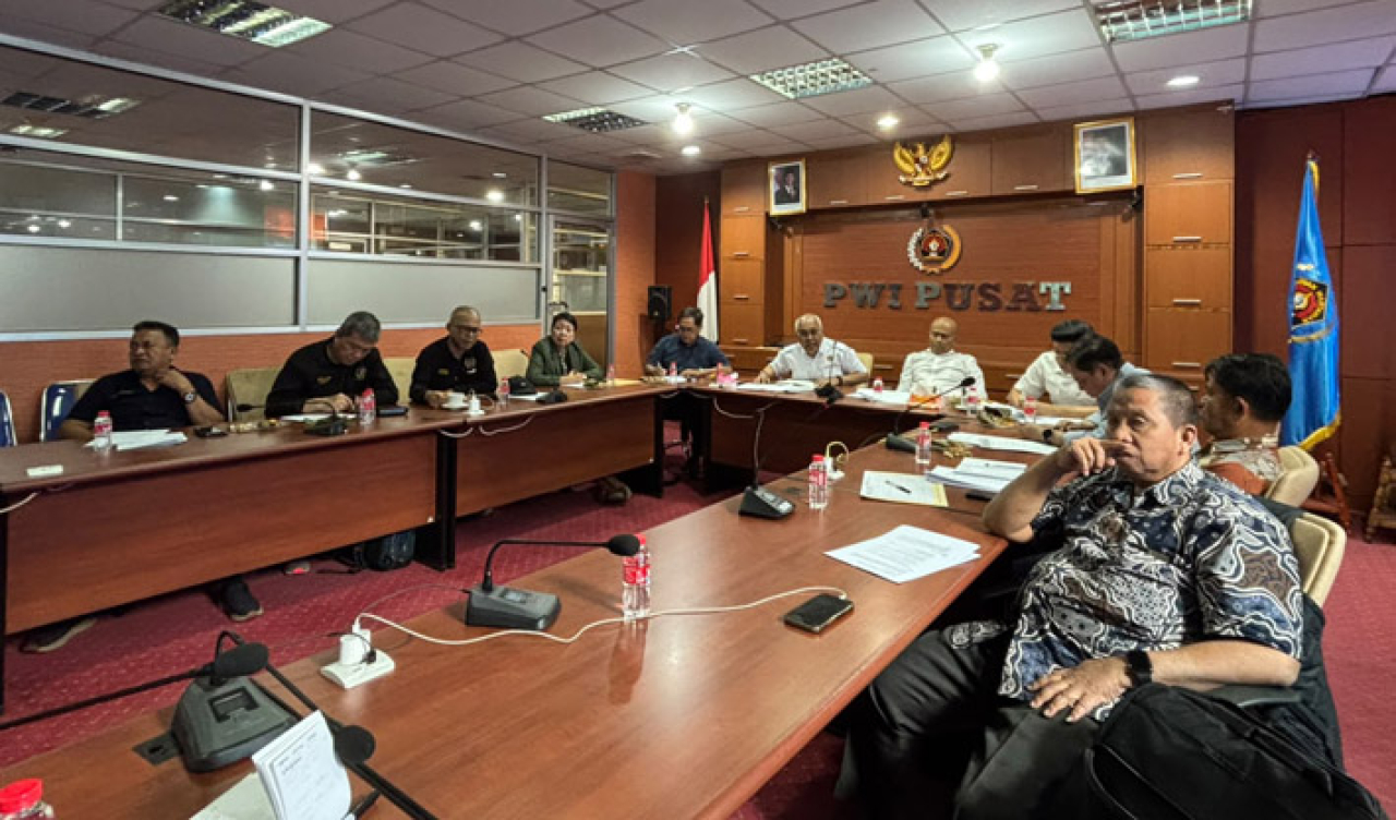 Rapat pembahasan Kartu Tanda Anggota (KTA) Biasa dan peningkatan status keanggotaan yang dipimpin Ketua Umum PWI Pusat, Akhmad Munir, di Kantor PWI Pusat, Jakarta, Kamis (9/7).