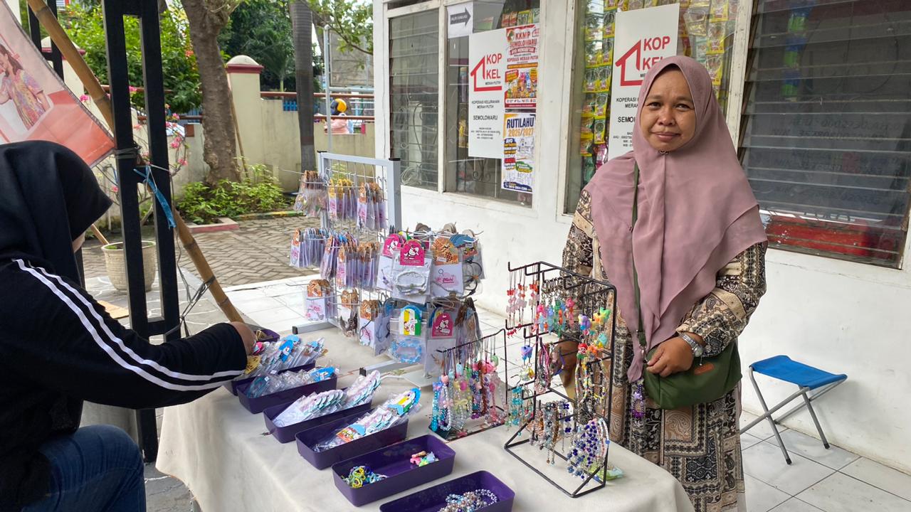 Salah satu pelaku UMKM di wilayah Semolowaru Surabaya mendapatkan parhatian khusus dari tim KKNT UPN Veteran Jatim ( Foto : Istimewa )