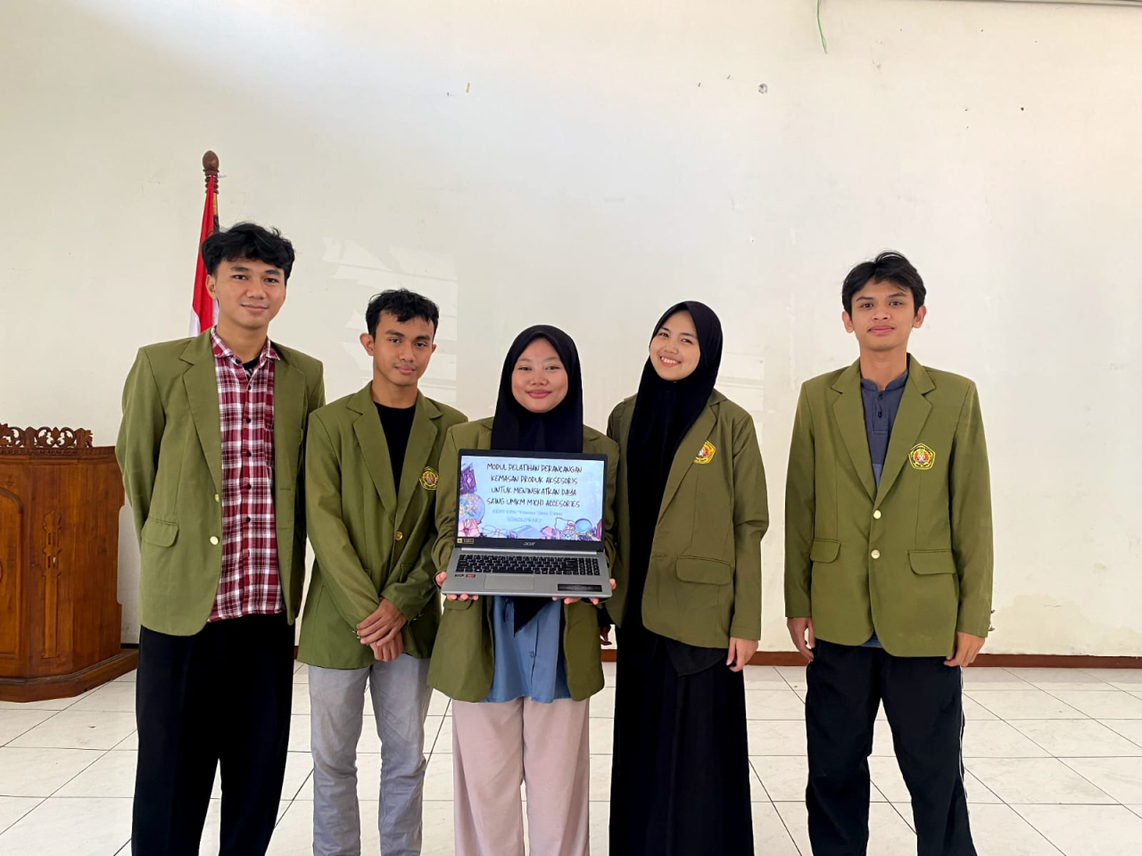 Mahasiswa Kuliah Kerja Nyata Tematik (KKNT) Universitas Pembangunan Nasional ( UPN ) Veteran Jawa Timur turut berkontribusi dalam pengembangan UMKM)( Foto : istimewa )