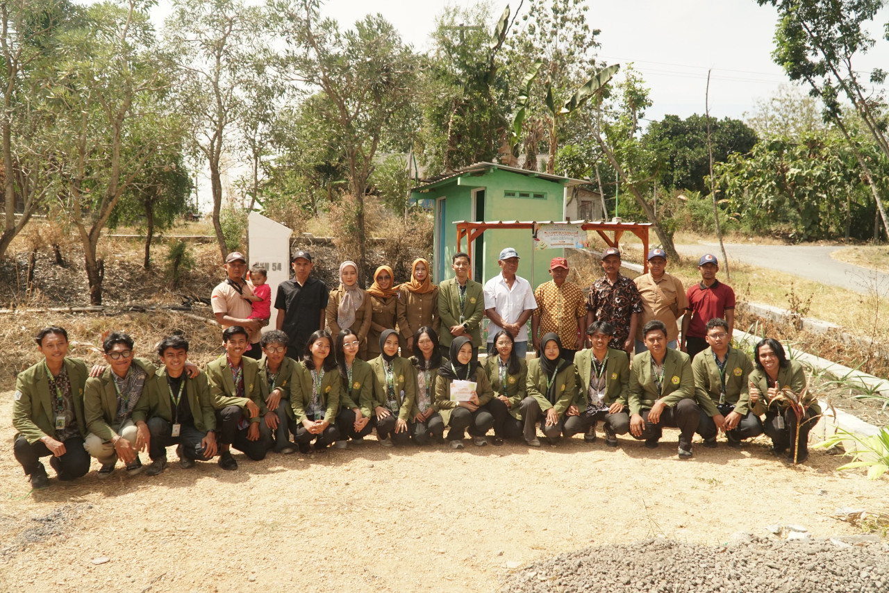 Mahasiswa KKNT 54 UPN Veteran Jawa Timur kenalkan  Rocket Stove sebagai inovasi teknologi tepat guna untuk membantu masyarakat ( Foto : Istimewa )
