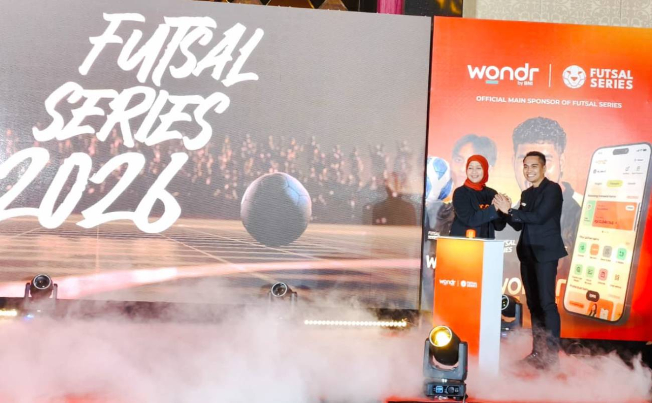 Co Founder Games Society, Novel Leonardo (kanan) bersama RCEO BNI Wilayah 6 Surabaya, Maya Agustina di sela peluncuran Wondr Futsal Series 2026. (Foto: Rochman Arief/jatimkini.com)