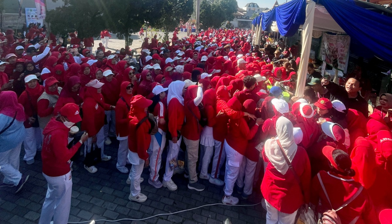 Peserta antusias mengikuti Senam Tahes Komes II di Taman Krida Budaya Jawa Timur. Foto: Panitia Senam Tahes Komes II