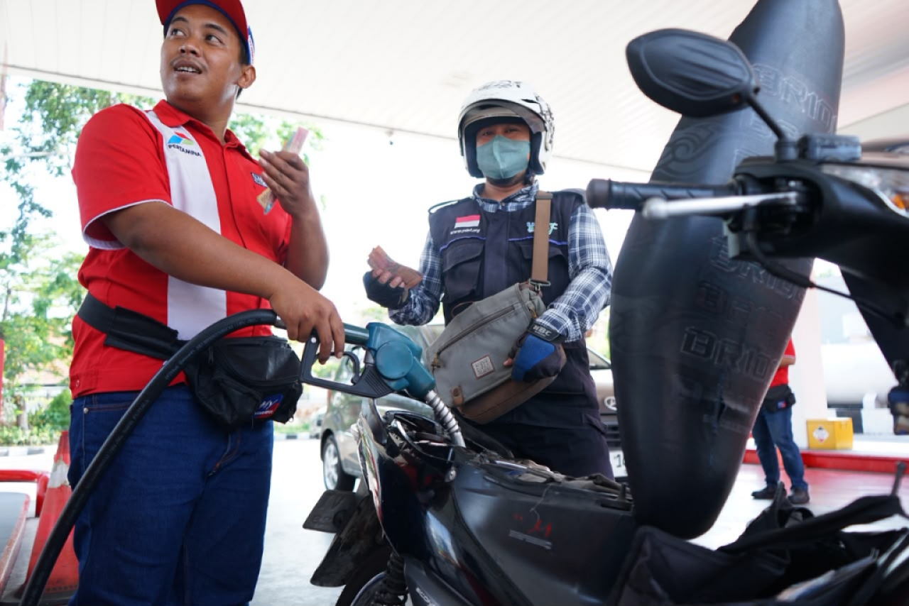 Pelanggan mengisi BBM jenis Pertamax di SPBU. Foto : Pertamina