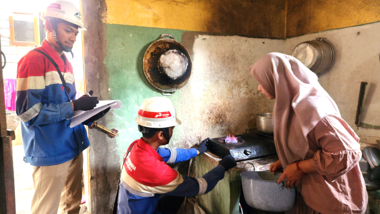 Petugas PGN melakukan pengecekan saluran gas bumi di rumah pelanggan Lumajang. Foto : Peni widarti