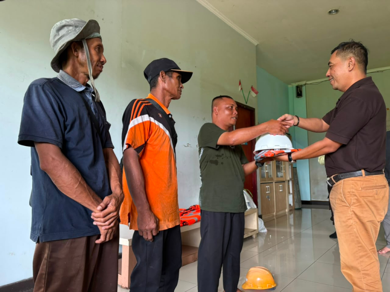 TPK Bagendang menggelar Sosialisasi Penguatan Implementasi K3: Pencegahan Risiko Blind Spot" yang dirangkaikan dengan penyerahan 30 paket APD gratis. Foto : Pelindo