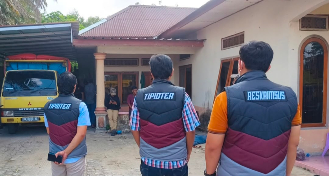 Tim gabungan Ditreskrimsus Polda Bangka Belitung bersama Satbrimob Polda Babel dan Satreskrim Polres Belitung saat melakukan upaya penegakan hukum tambang timah ilegal. Foto : ist