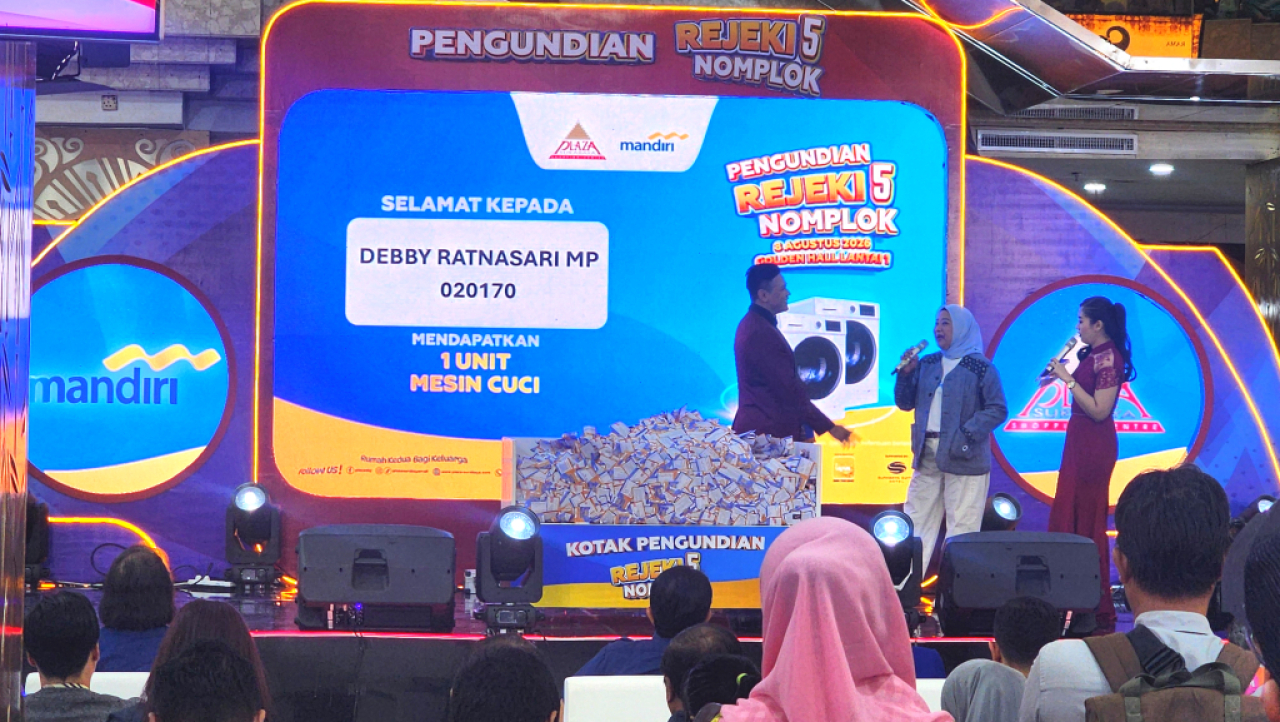 Proses pengundian hadiah di Program Rezeki Nomplok 5 Plaza Surabaya 2026. Foto : Peni Widarti