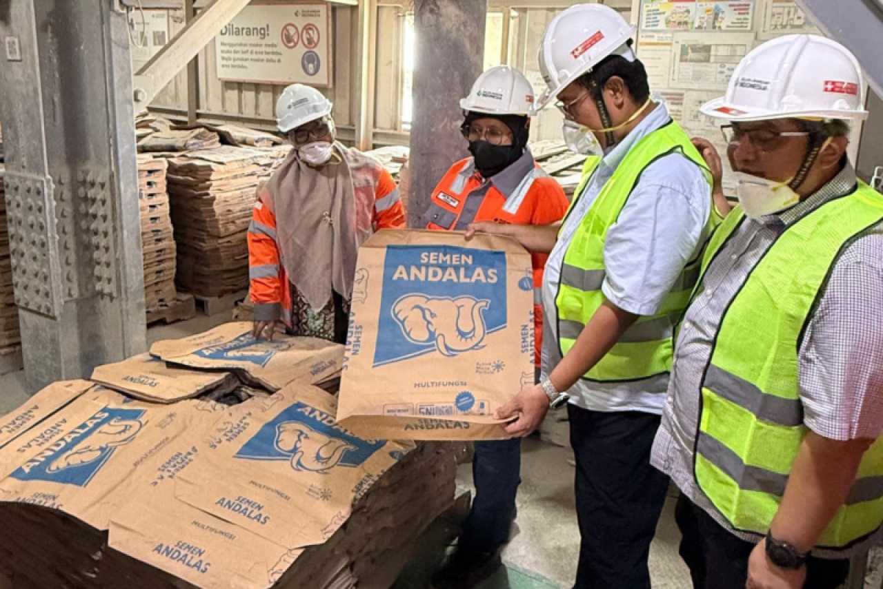 Peninjauan produksi semen di Aceh. Foto : SIG