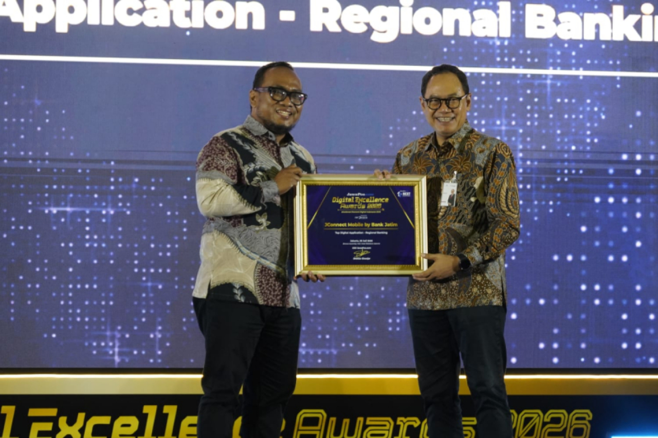 Bank Jatim saat menerima penghargaan Top Digital Application Regional Banking. Foto : Bank Jatim