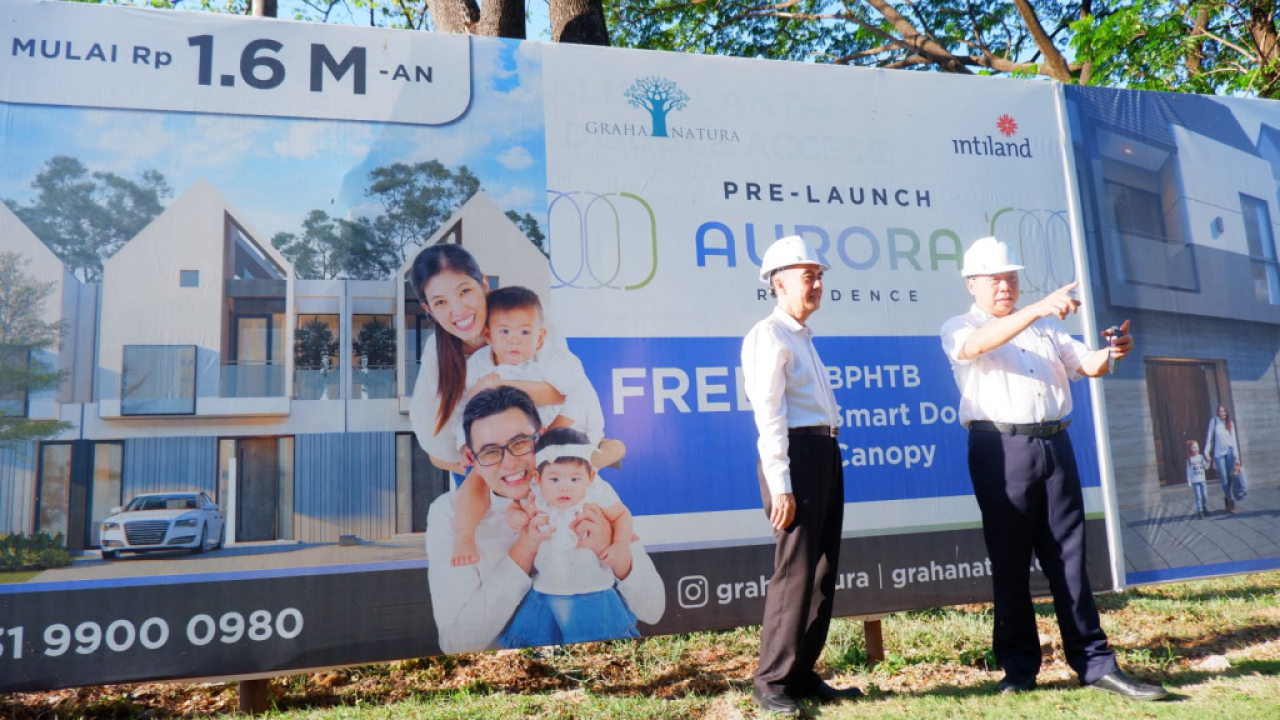 Direktur Pemasaran Intiland Harto Laksono (kiri) meninjau proyek  baru di Graha Natura. Foto : Intiland