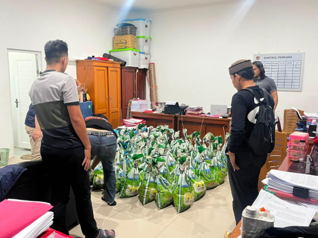 Polisi Bangka Belitung mengamankan 56 karung timah pasir tak bertuan. FOTO : Polda Babel
