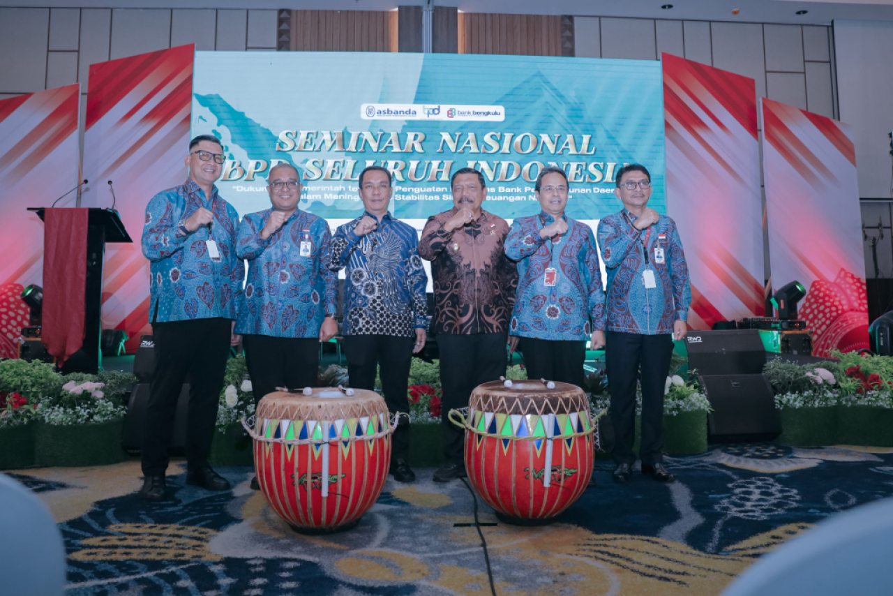 Foto bersama dalam seminar nasional yang digelar Asbanda dan Bank Bengkulu. Foto : ist
