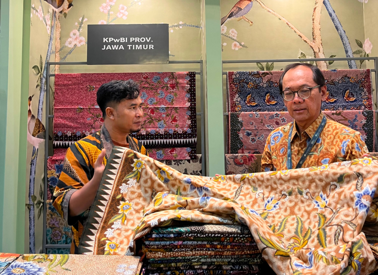 Kepala BI Jatim Ibrahim (kanan) mengunjungi booth UMKM di ajang KKI 2026. FOTO : BI