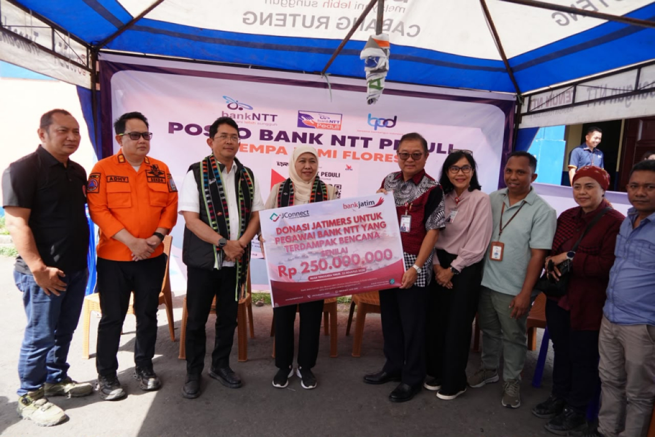 Penyaluran bantuan bagi masyarakat terdampak bencana NTT oleh Pemprov Jatim & Bank Jatim. Foto : Bank Jatim