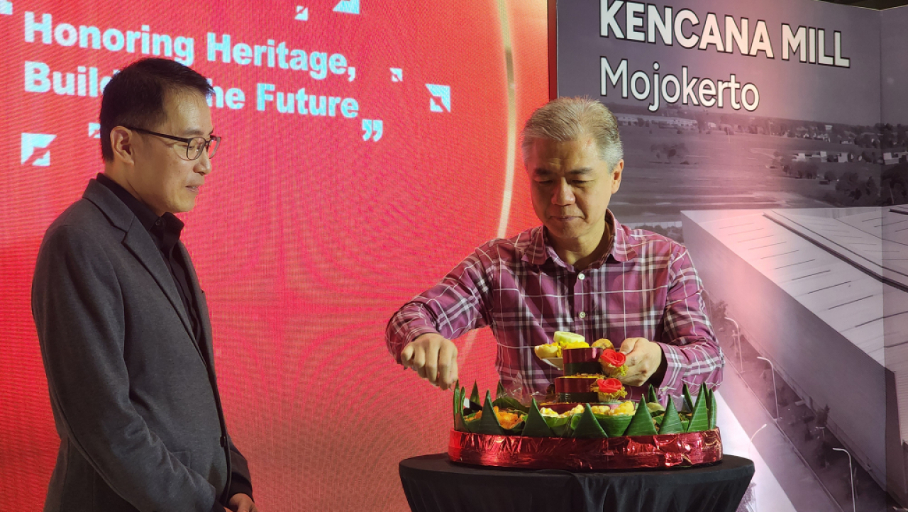 CEO Kencana Group Henry Setiawan (kanan) dan Direktur Kepuh Kencana Arum, Henry Alvino (kiri) di perayaan HUT ke35 Kencana. Foto : Peni Widarti
