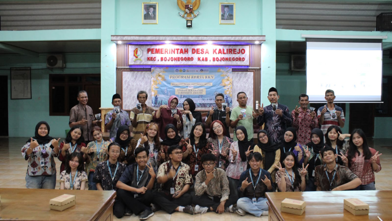 Para  mahasiswa UPN Veteran Jatim usai melakukan sosialisasi tentang limbah pertanian menjadi Briket ( Foto : Istimewa )