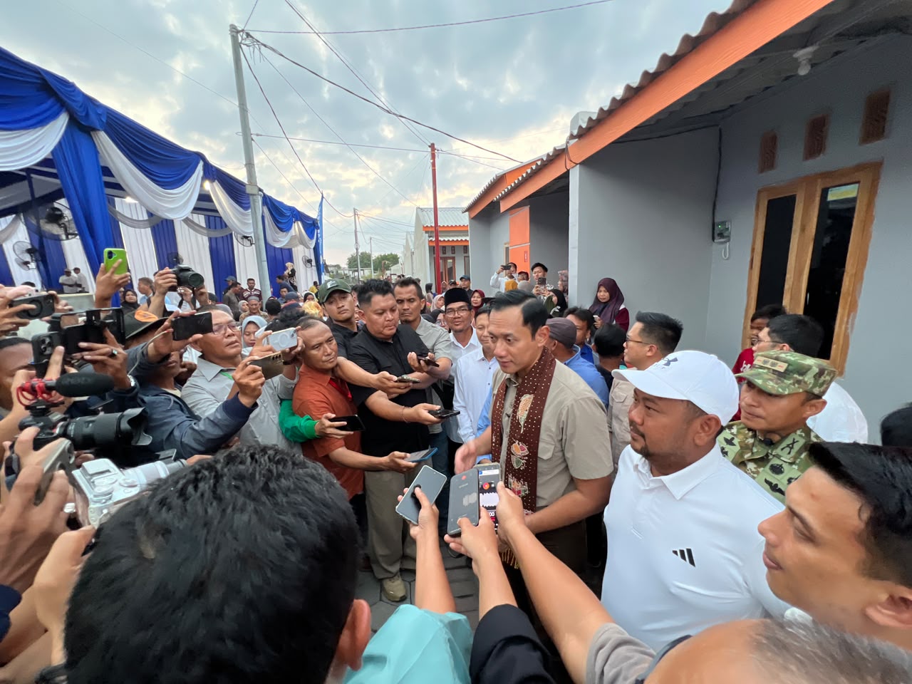 AHY Serahkan 166 Unit Rumah Layak Huni di Gresik  ‎  ‎