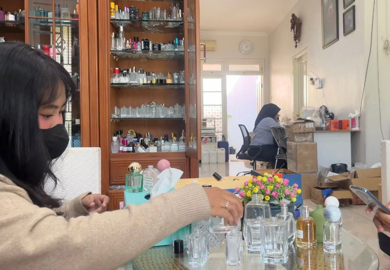 Salah satu proses pembuatan botol untuk perfum ( Foto : Istimewa )