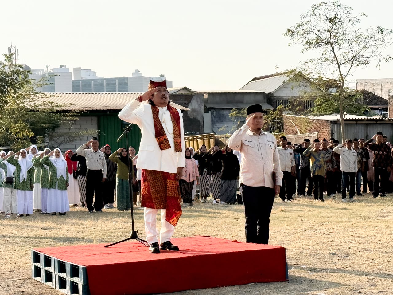 Tanamkan Jiwa Nasionalis, Buleks Upacara di Kampung Jepara Surabaya