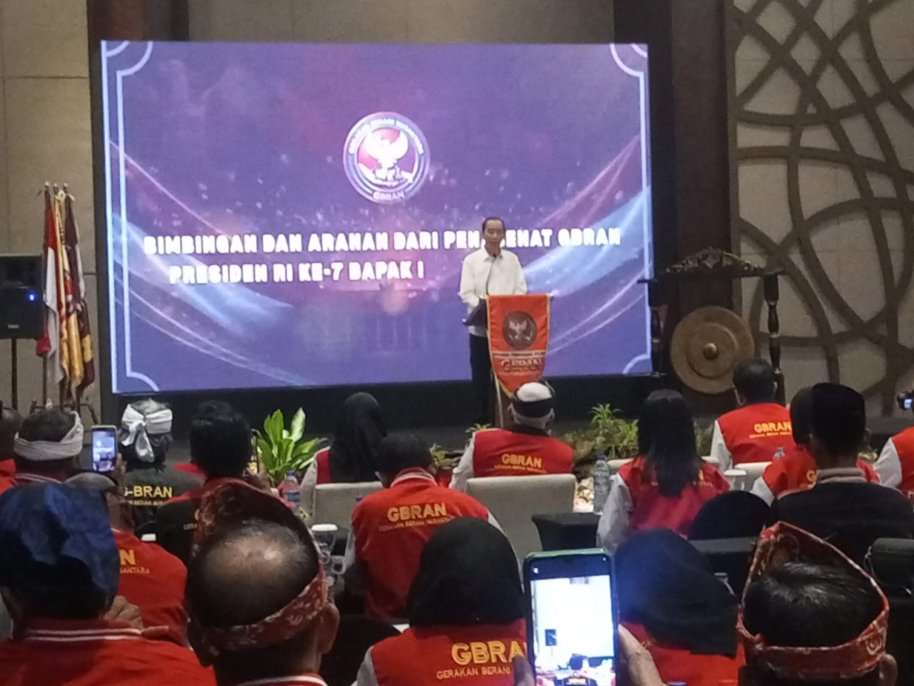 Mantan presiden ke 7 Jokowi saat menghadiri pelantikan Dewan Pimpinan Daerah  Gerakan Berani Nusantara ( DPD GBRAN ) seluruh Indonesia ( Foto : Soemadji / Jatimkini.com )