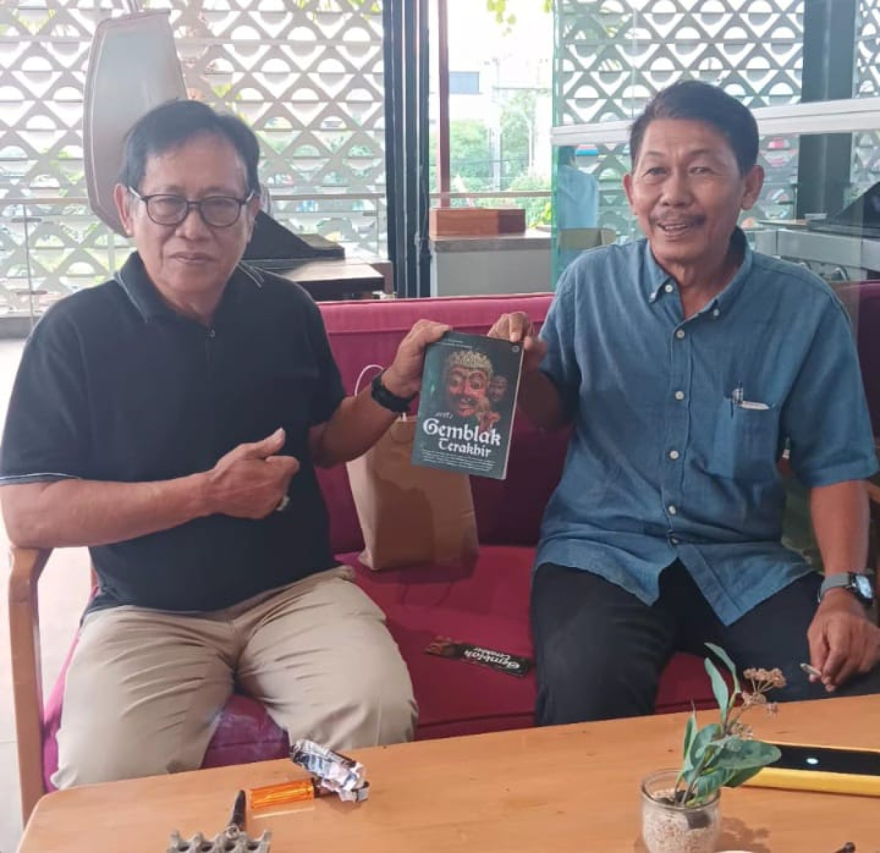 Dua jurnalis senior, Imung Mulyanto dan Sasetya Wilutama, meluncurkan novel Gemblak Terakhir.