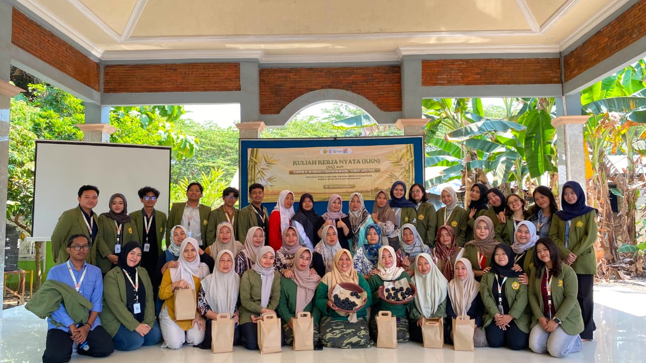 Tim KKN Kelompok 19 UPN Veteran Jatim saat foto bareng bersama tim PKK di Jombang usat gelar sosialisasi soal limbah jagung ( Foto : istimewa )