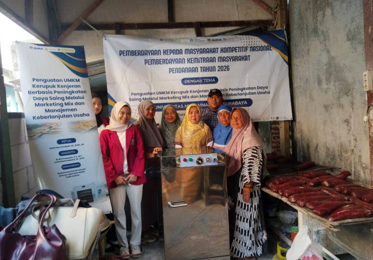 Tim pengabdian masyarakat Umsura memperkenalkan mesin pengering hemat energi untuk pelaku UMKM kerupuk di Kenjeran. Foto: IST.