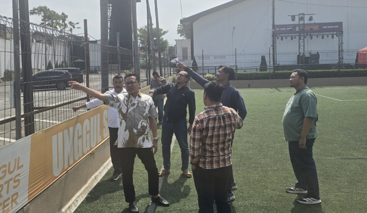 Ketua Pelaksana Bahlil Mini Soccer 2026, Arif Fathoni saat meninjau venue kesiapan ajang Mini Soccer 2026 ( Foto : istimewa )