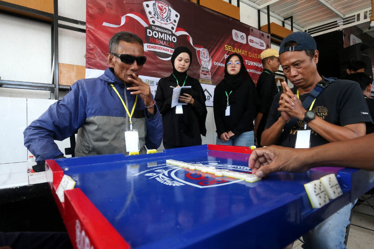 Unik dan lucu berbagai gaya para jurnalis yang ikut kompetisi domino antar jurnalis di Surabaya ( Foto : istimewa )