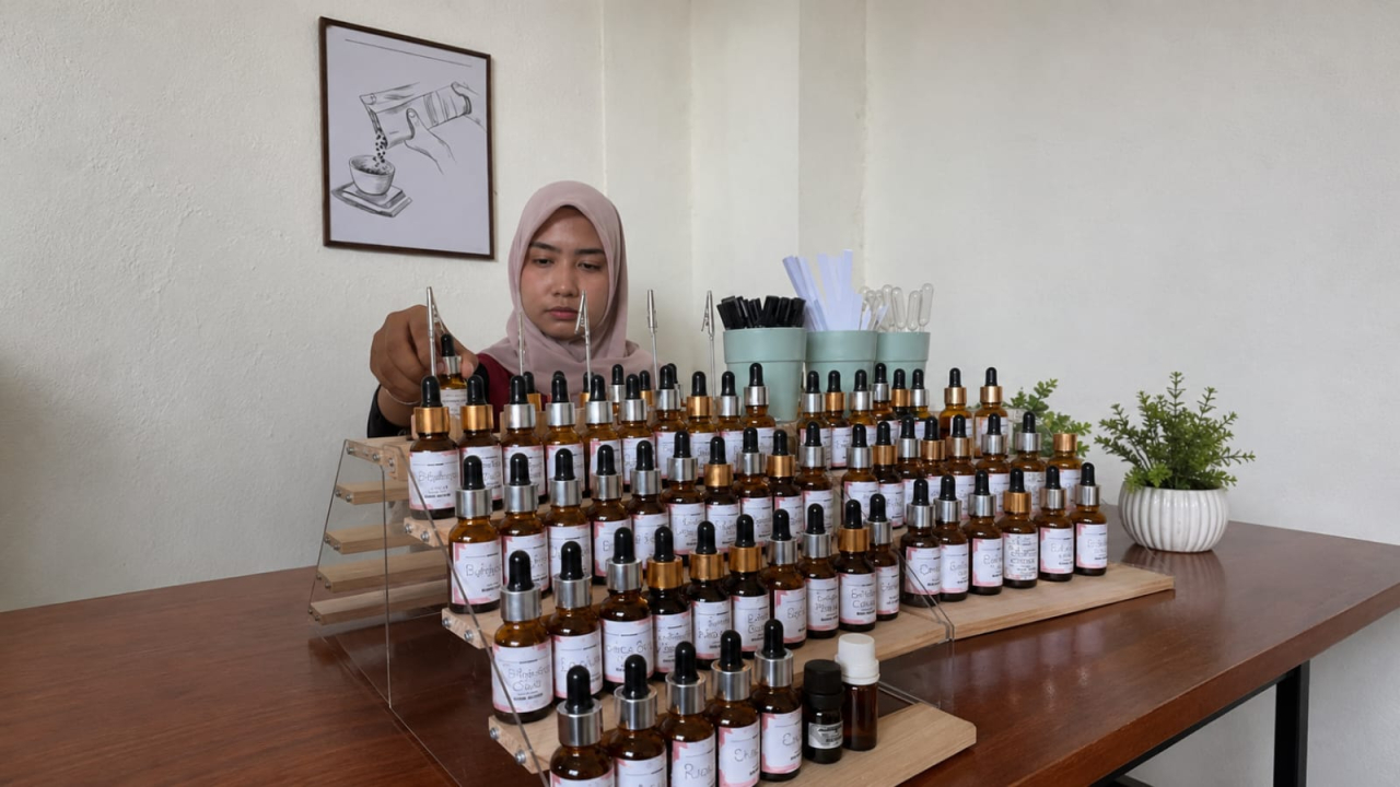 meracik parfum secara langsung, acara ini menjadi wadah bagi masyarakat untuk mengembangkan hobi ( Foto : istimewa )
