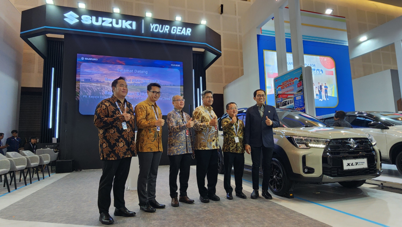 Wamen Perindustrian RI Faisol Riza (paling kanan) saat mengunjungi booth Suzuki dalam GIIAS Surabaya 2026. Foto : Peni Widarti