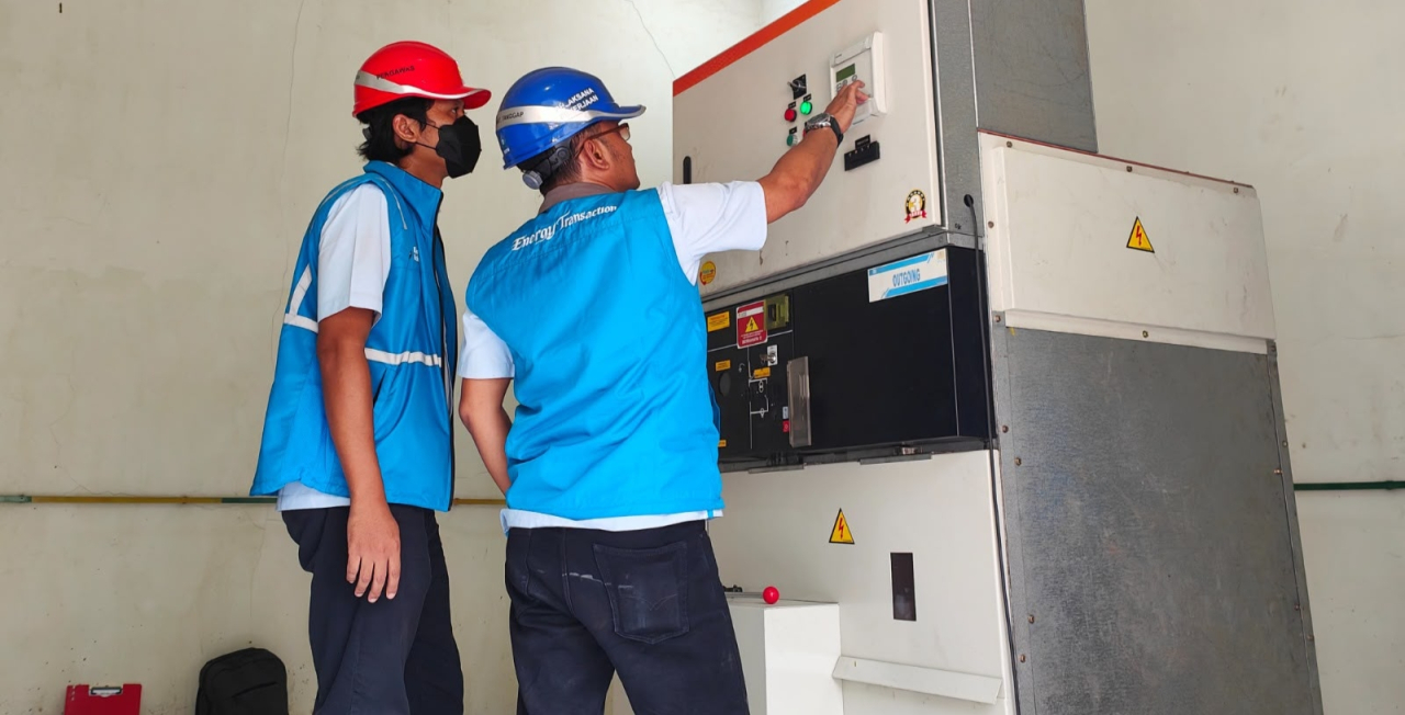 Tim teknik UP3 Mojokerto melakukan pengecekan sebelum penyalaan dan pengoperasian penambahan daya listrik baru.