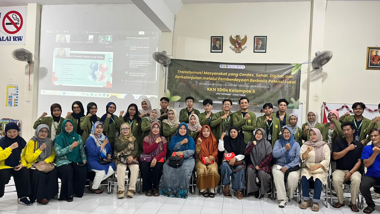Tim KKN Kelompok 06 UPN Veteran Jatim saat sesi foto bareng dengan pelaku UMKM di Petemon ( Foto : Istimewa )