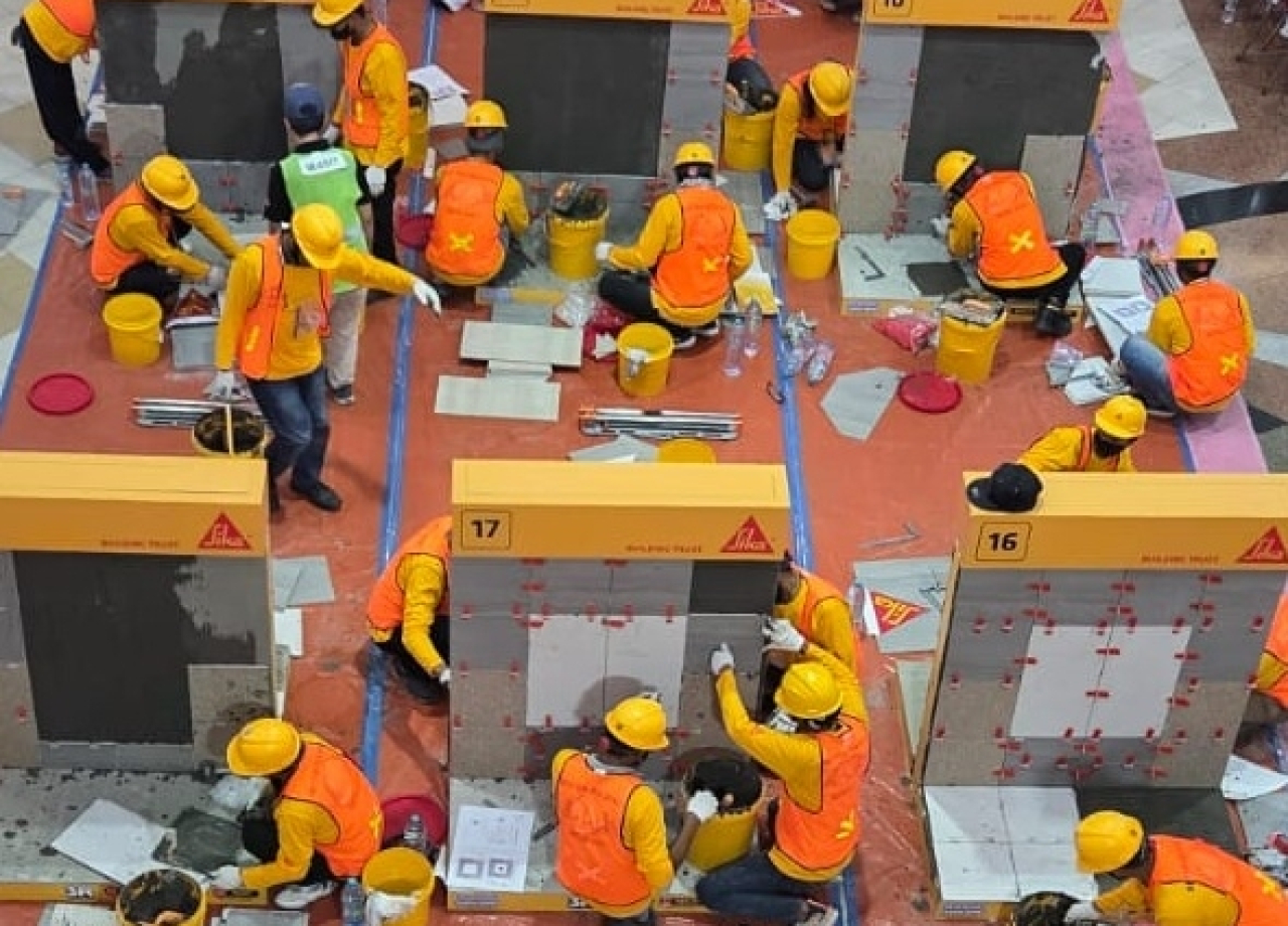 120 Ahli Pasang Keramik Berebut Tiket ke Ajang Internasional di Sika Tiler Competition Jatim